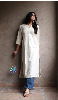 Kurta Sets For Women College, Short Kurta With Jeans Women, Indian Suit For College Students, Causal Kurti For Women, Kurti Jeans Outfit For College, Simple Short Kurta Designs, Simple Kurti With Jeans, Kurti On Jeans Casual Simple, Cotton Kurta With Jeans