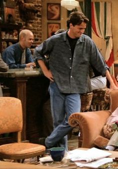 Friends Outfits 90s Men, Casual 90s Outfits Men, 90s Sitcom Fashion Men, Friends Mens Outfits, Chandler Bing 90s, Friends Clothes 90s Outfit, Chandler Friends Outfits, Chandler Bing Fashion, 90s Boys Outfits