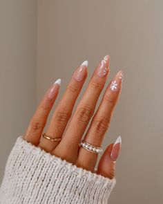 French tip nails are a classic look we all know and love, but why not bring this look up to date with a twist? Check out 24 ideas with French tip almond nails before your next nail appointment. Click the article link for more photos and inspiration like this // Photo Credit: Instagram @vivianmariewong // #almondfrenchnails #almondfrenchombrenails #almondfrenchtipnails #almondnails #almondnailsfrenchombre #almondnailsfrenchtip #blackfrenchtipalmondnails #brownfrenchtipnailsalmond Simple Spring Nails, Spring Acrylic Nails, Fake Nails With Glue, Oval Nails, Neutral Nails