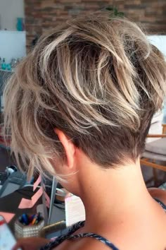 Messy Pixie Haircut, Aesthetic Blonde, Blond Balayage, Balayage Blonde, Trendy Short Haircuts, Penteado Cabelo Curto, Pixie Haircuts, Short Hairstyle, Dark Roots