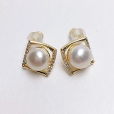 Minimalist Elegance. These chic earrings showcase lustrous freshwater pearls, framed by subtle square zircons for a touch of sparkle. Perfect for everyday sophistication. Pearl Type: Freshwater Pearls Pearl Quality: [Shape]: Flattened Round [Size]: 8-9mm [Blemish]: Minimal - None [Luster]: High Material: Thick 18k Gold Plated Brass Note: Every pearl is unique. Items may vary from the pictures. Elegant Rectangular Pearl Drop Earrings, Elegant Square Earrings For Anniversary, Elegant Square Earrings For Formal Occasions, Freshwater Pearl Earrings, Chic Earrings, Freshwater Pearls Earrings, Pearl Types, Simple Earrings, Unique Items