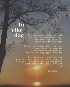 the sun is setting behind a tree with an interesting poem written on it that reads, in elke dag