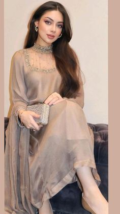 Nikkah Dress, Gaun Fashion, Pakistani Fashion Casual, Stylish Short Dresses, Pakistani Dresses Casual, Pakistani Fashion Party Wear, Pakistani Fancy Dresses, Beautiful Pakistani Dresses, Salwar Kamiz