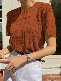 Óxido marrón Casual Collar manga corta Tela Liso  Embellished Estiramiento medio Plain Tshirt Outfit, Short Sleeve Shirt Outfit, Color Outfits, Brown Shirt, Wardrobe Outfits, Orange Shorts, Orange T Shirts, Aesthetic Clothing, Fall Aesthetic