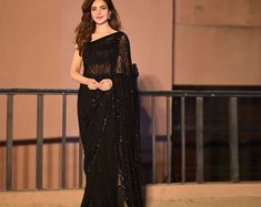 Kiara Advani Looks Elegant in A Black Organza Saree - Etsy Georgette Saree Party Wear, Sequence Saree, Party Sarees, Indian Wedding Wear, Party Kleidung, Black Saree, Net Saree, Sequence Work, Stylish Sarees