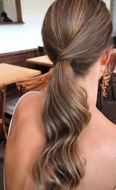 Fall hair #inspo 🤎 Hair Updos Easy, Updos Easy, Bridesmaid Hair Inspo, Guest Hair, Bridesmaid Hair Makeup, Easy Hair Updos, Wedding Guest Hairstyles, Wedding Hair Inspiration, Penteado Cabelo Curto