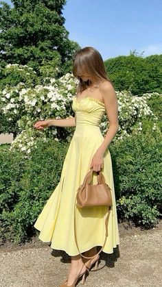 Lunch Event Outfit, Classy Yellow Outfit, Soft Glam Aesthetic Outfits, Greek Women Outfits, Outfit For The Theater, Feminine Date Night Outfit, Cute Dinner Dresses, Lemon Dress Outfit, Feminine Clothes Aesthetic