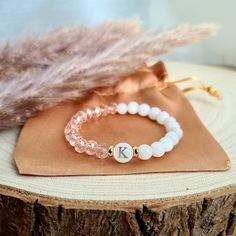 Die perfekte Geschenkidee 🎀 Ideal als Weihnachtsgeschenk, Geburtstagsgeschenk, Partnerarmband für eure Lieben oder auch für sich selbst als Meditationsarmband oder Yogaarmband. 📿 hochwertiges, energetisches Armband (langlebig):  ▪️ 6 mm Mondstein Perlen  ▪️ facettierte Glasperlen rosé  ▪️ personalisiert mit einer Shell Perle  ▪️ Messing-Gold-Spacer 14K ✨️ Mondstein soll eine vielfältig positive Wirkung auf unseren Körper und Geist haben (er wird auch als der "Frauenstein" bezeichnet):  ▪️ Lebe Gold, Jewellery Bracelets