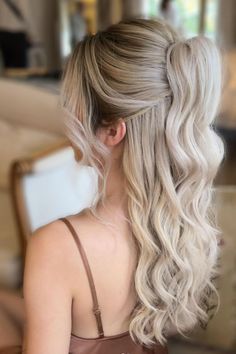 Looking for stunning long hairstyles for bridesmaids or the maid of honor? We’ve got 40+ amazing ideas for long hair, including updos, buns, braids, and half up half down styles. Whether your wedding vibe is boho, rustic, modern, or simple, we’re sharing the best bridesmaid hairstyle ideas to help you create the perfect look. Wedding Bridesmaid Hair, Bridesmaids Hairstyles, Bridesmaid Hair Ideas, Voluminous Ponytail, Bridesmaid Look, Fall Wedding Hairstyles