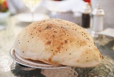 If you love the puffy flat bread served in Turkish kebab houses called 'lavaş,' try this recipe at home. Balloon Bread, Puff Bread, Turkey Bread, Arabisk Mad, Savoury Bites, Turkish Kebab, Turkish Bread, Arabic Bread, Turkish Food