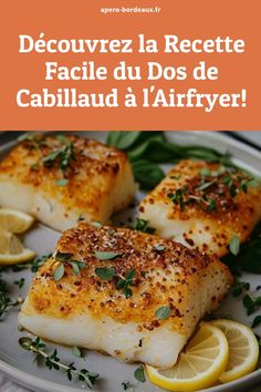 Dos de cabillaud doré et assaisonné, servi avec des tranches de citron, parfait pour une recette facile et rapide à préparer au Airfryer.