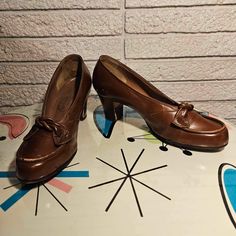 "Super Cute 1940s Brown Leather Day shoes. Knot Bow on front 8.1/2\" from toe to heel 2.3/4\" across ball 2.1/2\" heel When choosing Vintage, be sure to know your size!  Going a size smaller will give you more room! Great Used condition, with more usable years to come! Size 7AA \"Plaudits Footwear, Boston Store\" As Is, Random scuffs." Retro Pointed Toe Court Shoes For Formal Occasions, Retro Formal Court Shoes With Pointed Toe, Vintage Pointed Toe Court Shoes For Formal Occasions, Retro Pointed Toe Court Shoes With Sculpted Heel, Vintage Fitted Court Shoes With Padded Heel, Vintage Pointed Toe Heels For Formal Occasions, Vintage Heels With Pointed Toe For Formal Events, Retro Brown Heels For Formal Occasions, Retro Pointed Toe Heels For Office