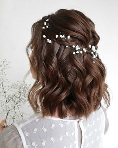 30 Chic Bridal Hairstyles for Short Hair - Inspire Your Dream Look - divagaze.com Bridal Hairdo For Short Hair, Short Hair Styles For Engagement, Flowers In Short Hair For Wedding, Hairstyles For Short Hair Engagement, Moh Hairstyle Short Hair, Bridal Hairstyles Half Up Half Down Short Hair, Engagement Photo Hairstyles Short, Soft Romantic Bridal Hair, Engagement Hairstyles Short Hair