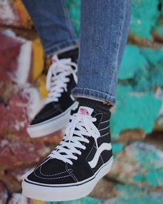 Estilo Vans, Vans Sk8 Hi Black, Vans Aesthetic, Vans Old School, Shoes Wallpaper, Vans Era, Best Shoes For Men, Vans Sk8 Hi