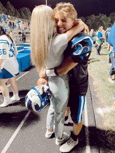 hugging couples football photo inspo cute pictures boyfriend idea Cheer Couples, Football Couple, Goals Football, Boyfriend Ideas, Cheer Pics