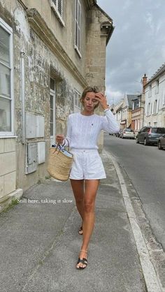 Spring Outfit Chic, Feminine Sporty Style, Coastal Grandma Outfits Summer, Preppy Work Outfits Women, Sophisticated Summer Outfits, New England Summer Outfits, Europe Clothing, Monaco Aesthetic, Eurotrip Outfits