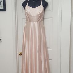 Women's Loyeloy Satin Wired Bridesmaid Dress Beige New Without Tag , I Think The Size Medium But Ckeck The Measurements. Chest 16.5" Waist = 14.5" Lenght = Waist Down = 46" Waist Down 55" A-line Satin Gown For Homecoming, Satin Wedding Dress With Spaghetti Straps And Fitted Bodice, Backless Satin Bridesmaid Dress For Prom Season, Fitted Satin Bridesmaid Dress With Tie Back, Satin Bridesmaid Dress With Sweep Train And Fitted Bodice, Bridesmaid Satin Dress With Sweep Train And Fitted Bodice, Fitted Satin Prom Dress With Tie Back, Satin A-line Bridesmaid Gown, Fitted Satin Wedding Dress With Spaghetti Straps