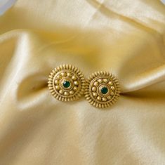 Golden Kundan Flower golden Stud earrings. American Diamond Necklaces, Oxidized Necklace, Polki Necklace, Western Earrings, Ethnic Necklaces, Ethnic Earrings, Kundan Necklaces, American Diamond, Acrylic Earrings