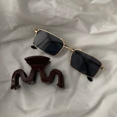 Vintage Aesthetic Accessories, Aesthetic Sunglasses Vintage, Hair Claw Aesthetic, Claw Aesthetic, Cool Sunglasses Aesthetic, Sunglass Aesthetic, Shades Aesthetic, Indie Sunglasses