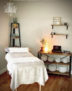 Reiki Healing Room, Home Massage Room, Spa Space, Zen Room Decor, Massage Room Design, Reiki Room