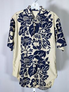 Vintage 60s Aloha Hawaiian Tunic Shirt Floral Design Medium California USA. Excellent condition appears hardly worn. Vibrant minimal floral print with 3 button collar. Pit to pit: 20" Length: 28" Hawaiian Shirt Outfit, Summer 25, Vintage Hawaiian Shirts, Guys Clothing Styles, Cool Hawaiian Shirts, Hawaiian Shirts, Tunic Shirt, Clothing Styles, California Usa