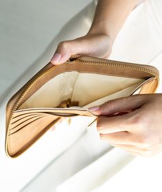 ¡Starla es tu nueva billetera favorita! Tiene espacio para efectivo desplegado, un bolsillo para monedas con cremallera, una ventana transparente para su identificación, cuatro ranuras para tarjetas y un bolsillo abierto con espacio para más tarjetas, recibos, etc. El Starla está hecho para caber perfectamente dentro de su bandolera Ara, o dentro de uno de los bolsillos de tu bolso White Elm más grande.








CARACTERÍSTICAS Y ESPECIFICACIONES










Cuero vegano de primera calidad

4,5" x 4,5" x 0,75" cerrado y vacío, 9" abierto

Cuatro ranuras para tarjetas

 Ranura abierta para más tarjetas, recibos, etc.

Bolsillo para monedas con cremallera

Ranura de identificación clara

Ranura para efectivo desplegado

Cierre con cremallera

Herrajes dorados

Logotipo de olmo blanco grabado en White Elm, Convertible Crossbody Bag, Almond Cream, Clear Window, Convertible Backpack, Gold Line, Crossbody Clutch, Black Bag, Mini Backpack