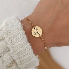 Our catalog of graphics & illustrations to engrave: https://tinyurl.com/bliche Bracelet N1: * Bracelet in silver, gold or rose gold stainless steel * 14 mm medal to engrave * Fine chain, Length: 15 cm + 5 cm Bracelet N2: * Bracelet in silver, gold or rose gold stainless steel * 16 mm medal to engrave * Link chain, Length: 15 cm + 5 cm Bracelet N3: * Bracelet in silver, gold or rose gold stainless steel * 18 mm medal to engrave * Beaded chain, Length: 15 cm + 5 cm Bracelet N4: * Bracelet in silve Personalized Stainless Steel Charm Bracelet For Friendship, Minimalist Stainless Steel Bracelets For Mother's Day, Custom Name Stainless Steel Jewelry Gift For Her, Minimalist Stainless Steel Name Bracelet As Gift, Stainless Steel Jewelry Suitable For Gifting, Stainless Steel Charm Bracelet For Friendship, Minimalist Charm Bracelet For Valentine's Day Gift, Friendship Stainless Steel Charm Bracelet, Stainless Steel Round Charm Bracelet For Friendship