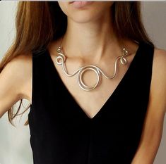 Item Description: Necklace made of 4 mm thick aluminum wire, molded and hand-chiseled. The beautiful PERLA aluminium color and soft hand-shaped curves make this necklace particularly elegant, while maintaining a contemporary and modern look. (Pearl is warmer than silver, but less intense than Aluminum Wire Jewelry, Contemporary Bracelets, Aluminum Bracelets, Bijoux Fil Aluminium, Copper Wire Jewelry, Aluminum Jewelry, Minimal Necklace, Art Jewelry Contemporary, Bronze Necklace