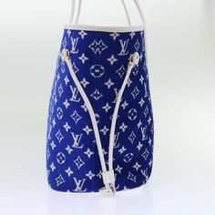 Brand: Louis Vuitton Model: Neverfull MM Color: Blue Material: Leather Inclusions: Pouch Dimensions: W32-46cm x H30cm x D17cm Serial number: NA Country of origin: France Condition: A - excellent condition. This Louis Vuitton Neverfull MM tote bag in blue and white leather is a stunning and practical accessory that combines style with functionality. The unique color combination adds a playful touch to the classic Neverfull silhouette, making it a standout piece in your collection. This Neverfull