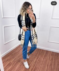 Blusa preta; calça jeans e tênis Outfits Con Jeans, New York Outfits, Mom Jeans Outfit, Color Blocking Outfits, Causual Outfits, Classic Outfits, May 13, Winter Fashion Outfits, Look Chic