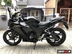 a black motorcycle parked in front of a building