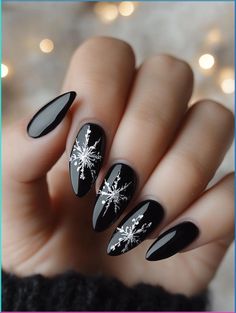 Black Christmas nails that'll make your heart grow three sizes! Discover 20 charming designs featuring ebony elves, jet-black gifts, and obsidian ornaments. These playful yet dark creations are perfect for those who love Christmas with an edge. Let your noir nails tell a beloved holiday tale with a shadowy spin. Nails Dark Design, Black Holiday Nails, Nail Art Noir, Nail Designs For Winter, Nails For 2023, Edgy Nail Art