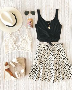 Amazon fashion finds for summer.  10 under $35 amazon women's clothing pieces.  Leopard printed black and white skirt with ruffle detal.  Cute summer skirt outfit. Skirt Outfits Summer, Thrifted Outfits, Looks Chic, Cute Summer Outfits, Mode Vintage, Retro Outfits, Amazon Fashion