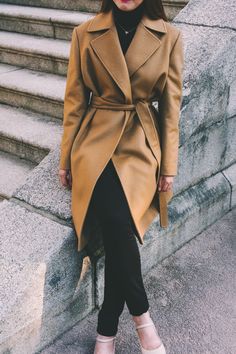 Winter Mode Outfits, Burgundy Pants, Best Winter Coats, Parisian Women, Long Coat Jacket, Corporate Outfits, Long Winter Coats, Fashion Articles, Elegante Casual