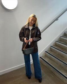 How To Style Brown Leather Jacket: 21 Outfit Ideas To Wear - The Wandering Girl Fall Outfit Brown Leather Jacket, Outfits With Brown Leather Jacket, Fall Leather Jacket Outfit, Style Brown Leather Jacket, Leather Jacket Outfit Ideas, Leather Jacket Outfit Winter, Vintage Jacket Outfit, Leather Coat Outfit, Brown Leather Jacket Outfit