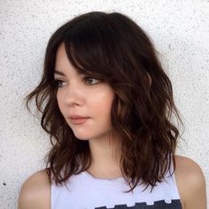 Haircut Shoulder, Haircuts For Round Face Shape, Bangs Haircut, Wavy Bangs, Bangs For Round Face, Wavy Haircuts, Peinados Fáciles Para Cabello Corto