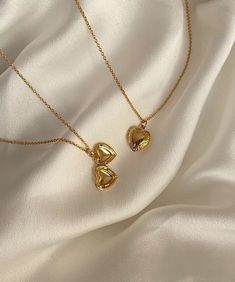 Gold Necklace Locket, Heart Necklace Locket, Jewellery Lookbook, Gold Heart Locket Necklace, Gold Heart Locket, Heart Necklaces, Minimalist Accessories, Trending Necklaces