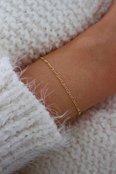 Gold Figaro Bracelet Dainty Chain Bracelet Delicate - Etsy Delicate Gold Bracelet, Hand Jewelry Rings, Bracelet Minimal, Figaro Bracelet, Gold Bracelet Simple, Bracelet Layering, Open Bracelet, Dainty Gold Bracelet, Gold Chain Bracelet