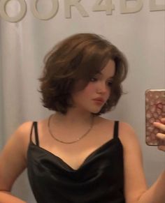 Short Fluffy Bob Haircut, Ahort Hair Chubby Girl, Short 90s Bob With Bangs, Short Layered Haircuts Y2k, Round Short Haircut, Feminine Short Haircuts Round Faces, Haircuts Round Face Short, 80s Short Haircut, Shaggy Short Hair Side Part