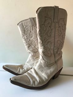 Introducing the Tony Mora Vintage Cream Cowboy Boots - A timeless piece of Western-inspired fashion, these stunning cream boots are an embodiment of classic style with a touch of vintage charm. Crafted with care in Spain, their quality and craftsmanship are truly remarkable. These vintage cowboy boots come in a versatile size 6 or 7 although there is no label to confirm. The absence of a label does not detract from their appeal; instead, it adds to the mystery and uniqueness of these boots. Whil Cream Cowboy Boots, Cowboy Vintage, Cream Boots, Vintage Cowboy Boots, Boots Western, Vintage Cowboy, Boots Womens, Cowboy Western, Western Cowboy Boots