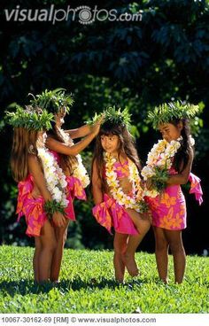 Hawaii Vacation Outfits, Ancient Hawaii, Polynesian Fashion, Dc Costumes, Polynesian Islands, Fiesta Tropical, Hawaiian Decor, Cute Babies Photography, Hula Dancers