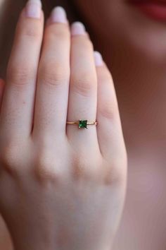 Simple Ring Design, Hand Jewelry Rings, Natural Emerald Rings, Modern Gold Jewelry, Gold Rings Fashion, Gold Ring Designs, Rose Gold White, Gold Jewellery Design Necklaces, Classy Jewelry