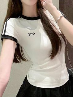 Off Shoulder Shirt, Fashion Tights, Shoulder Shirts, Inspiration Mode, White Casual, Striped Shorts, Fashion Details, Shirt White