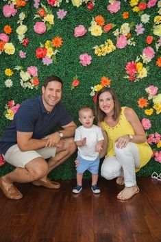 Easter Photo Booth Church, Diy Boxwood Backdrop, Diy Backdrops, Boxwood Backdrop, Easter Backdrop, Diy Photobooth