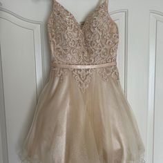 Gold Champagne Dress Quince Damas Dresses, Gold Champagne Dress, Dream Quinceanera, Dancing Queen Dresses, Dama Dresses, Queen Dresses, Champagne Dress, Gold Champagne, Xs Dresses