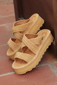 Step out of hibernation and into Spring with BEARPAW's TipTop platform sandal collection! Cute Trendy Shoes, Sandals For Walking, Shoe Making, Comfy Sandals, Walking Sandals, Fancy Shoes, Italy Trip, Nice Outfits, Bearpaw Boots