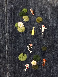 there are many fish and flowers on the jeans pocket