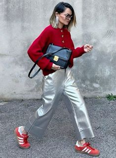 Street Fashion, Streetsnaps, Streetlook, Fashion, Street Chic, Trends, Streetstyle, Outfit, Street looks, Accessories #accesories #fashion #style #streetstyle Silver Pant Outfit, Silver Pants Outfit, Metallic Pants Outfit, Looks Adidas, Rok Outfit, Silver Outfits, Silver Pants, Trendy Outfit Ideas, Metallic Pants