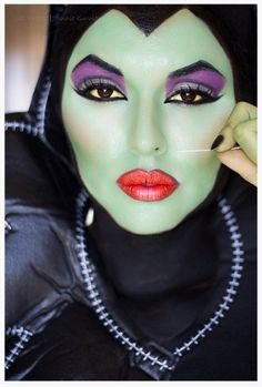 Halloween Makeup from DIY Costume Board....bran you should do this Maleficent Makeup, Maleficent Costume, Cool Halloween Makeup, Witch Makeup, Face Painting Halloween, Special Effects Makeup, Halloween Costumes Makeup, Fantasias Halloween