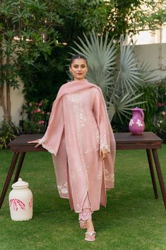 Long Kameez, Eid Looks, Agha Noor, Pakistani Designer Clothes, Pakistani Clothes, Velvet Dress Designs, Dream Wedding Ideas Dresses, Pakistani Dress Design, Indian Designer Outfits